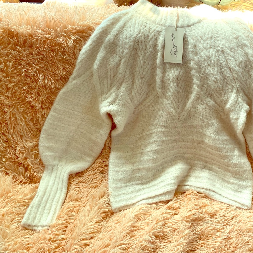 Cream white sweater w bell or balloon sleeves✨✨